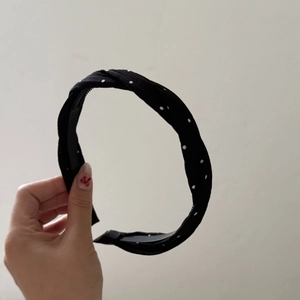 Dettaglio dei denti antiscivolo interni e del tessuto nero a pois sulla fascia per capelli