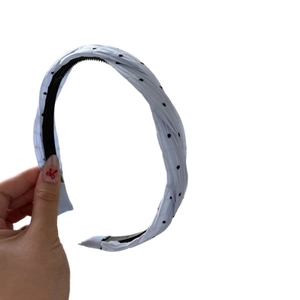 Cerchietto pieghettato celeste a pois con design intrecciato e denti antiscivolo