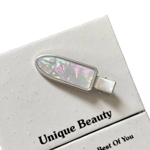 Barrette à cheveux aux reflets irisés avec base en métal argenté et design minimaliste