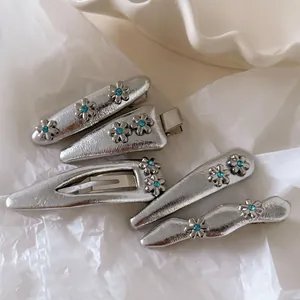 Fermagli per Capelli a Fiore in Similpelle Metallica Argento Con Strass Blu Molletta Laterale Geometrica Accessori Moda Capelli Donna