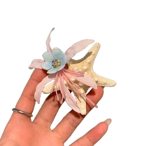 Haarklammer mit Seestern und blauer Seidenblume für Strandurlaub und maritime Frisuren