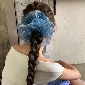Übergroßer blauer Organza-Haargummi mit weißem Blumenmuster für Flechtfrisuren