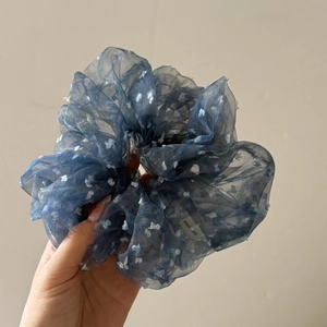Marineblauer Organza Haargummi mit Blumenbeflockung und handgefertigtem Etikett
