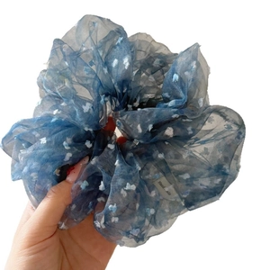 Dunkelblaues Organza-Haargummi mit Blumenstickerei und handgefertigtem Etikett