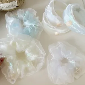 Detailsatz irisierender Organza-Haarbänder und Stirnbänder mit Muschel und Seestern