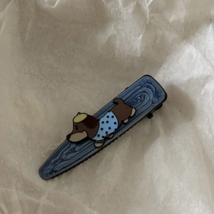 Barrette à cheveux marbrée bleue avec un mignon teckel de dessin animé portant un béret