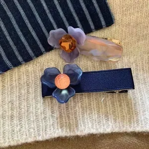 Vue détaillée des barrettes fleurs vintage avec texture marbrée et pétales en résine