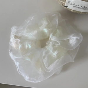 Eleganter weißer Organza-Haargummi mit irisierendem Perlglanz für modische Dutt-Frisuren