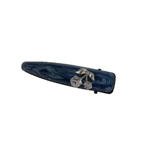 Pince à cheveux marbrée bleue avec motif feuille d'argent et cerises brillantes