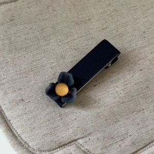 Barrette à cheveux rétro à trois pétales bleu brume avec ruban marine et pince crocodile