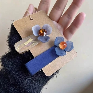 Lot de deux barrettes à fleurs vintage bleu poudré et lilas avec base effet marbre