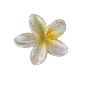 Pince à cheveux fleur de frangipanier blanc nacré et jaune avec des pétales brillants