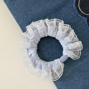 Pastelblauwe scrunchie met kanten ruches en mat kraaldetail voor dames en meisjes