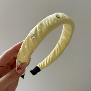 Serre-tête rembourré en satin jaune avec perles et strass fleuris de style français