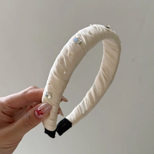 Serre-tête en satin beige plissé orné de perles et strass pour un look volumineux