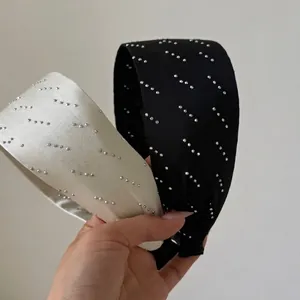 Serre-tête large élégant orné de strass brillants sur tissu noir et blanc chic