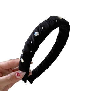 Serre-tête plissé en satin noir rembourré avec perles et cristaux de fleurs chic