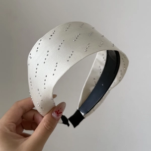 Serre-tête large en satin blanc avec strass argentés brillants et design antidérapant