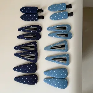 Lot de barrettes à cheveux bleues à pois comprenant des formes rectangulaires et gouttes