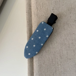 Barrette à cheveux style denim bleu à pois blancs avec design géométrique chic