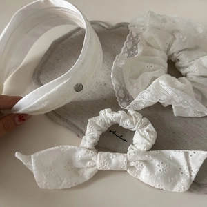Haarschmuck-Set aus weißer floraler Spitzenstickerei mit Stirnband und Haargummi