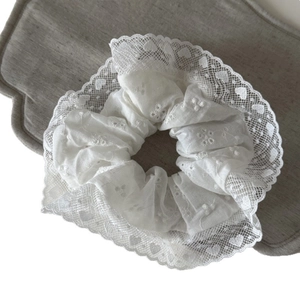 Exquisiter weißer bestickter Spitzen-Haargummi mit französischem Vintage-Blumendesign