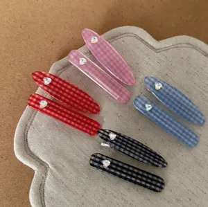 8-teiliges Set Karo-Haarspangen mit Herz-Dekor in Rosa, Rot, Blau und Schwarz für Styling