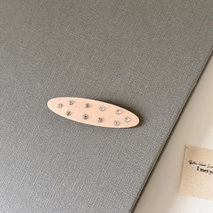 Barrette à cheveux ovale rose en acétate avec strass et finition mate pour femme