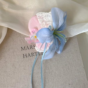 Elegante fermaglio per capelli a peonia azzurra con petali rosa e nastri di pizzo bianco