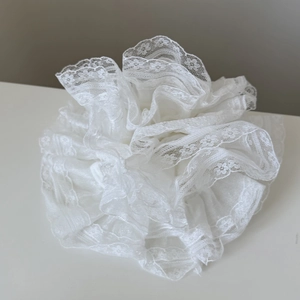 Elegante elastico scrunchie in pizzo bianco con ricami floreali e fiocco stile balletto