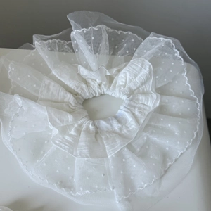 Elegante elastico in pizzo bianco con strati di tulle e trame in stile balletto