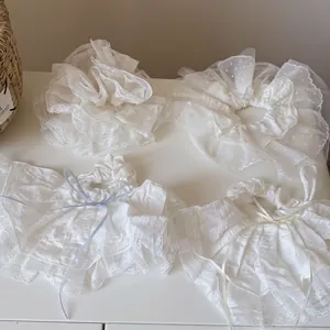 Elegante set di quattro elastici per capelli in pizzo e tulle bianchi con delicati fiocchi