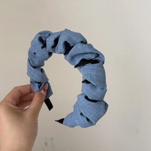 Detail of vintage denim headband with internal non-slip teeth for volume hair styling