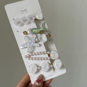 Vue détaillée du lot de 5 barrettes sirène et coquillage sur carte de support
