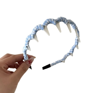 Kariertes Wellenstirnband mit Zähnen für Damen aus blau-weiß gestreiftem Stoffgewebe