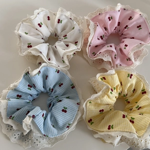 Lot de 4 chouchous à carreaux avec imprimé cerise et bordure en dentelle blanche