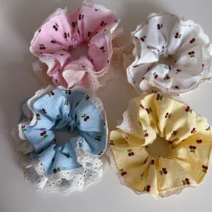Lot de 4 chouchous à carreaux avec motifs cerises et bordure en dentelle brodée blanche