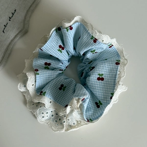 Chouchou à carreaux bleus avec imprimé cerise et bordure en dentelle blanche douce