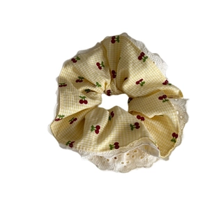 Chouchou à carreaux jaunes avec motif cerise et bordure en dentelle blanche