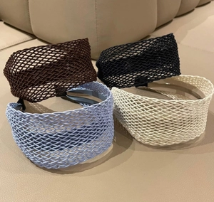 Vue détaillée de serre-têtes tissés creux en marron foncé, noir, bleu clair et blanc crème