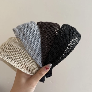 Lot de quatre serre-têtes tressés évidés en beige gris marron et noir pour femmes