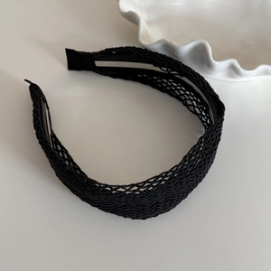 Serre-tête tressé noir élégant pour femme avec une texture de maille évidée minimaliste
