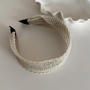 Serre-tête tressé crème élégant avec motif en maille ajourée pour femme en gros plan