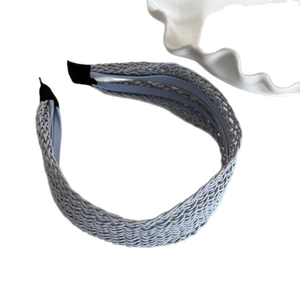 Serre-tête tressé gris évidé pour femmes avec embouts en tissu doux sur fond blanc pur