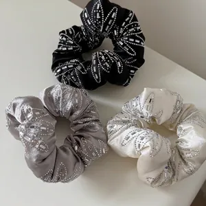 Lot de trois chouchous de luxe en satin avec strass en noir, gris et blanc crème
