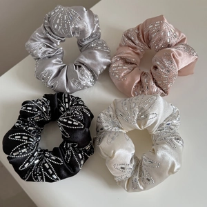 Lot de chouchous luxueux en satin avec strass étincelants en noir, gris, rose et blanc cassé