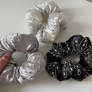 Set de chouchous de luxe en satin avec strass pour une coiffure élégante et douce
