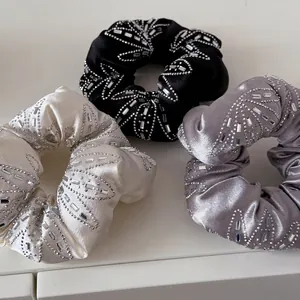 Chouchou en Satin de Luxe avec Strass Motif Géométrique pour Femmes Accessoires de Coiffure Élégants