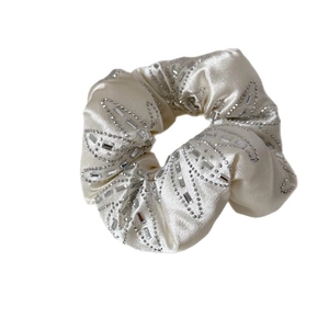 Chouchou élégant en satin crème avec strass et motifs de feuilles en cristal