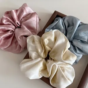 Elegante extragroße Satin-Haargummis in Pink, Creme-Marmor und Blaugrau-Tönen